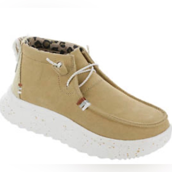 HEYDUDE
Women's HEYDUDE Wendy Peak Hi Suede Moc Toe Flat Boots Sz 6 - Picture 1 of 10